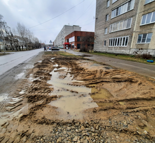 Вот так сегодня выглядит придомовая территория по ул. Садовой, 1, где проходит автобусный маршрут. 
